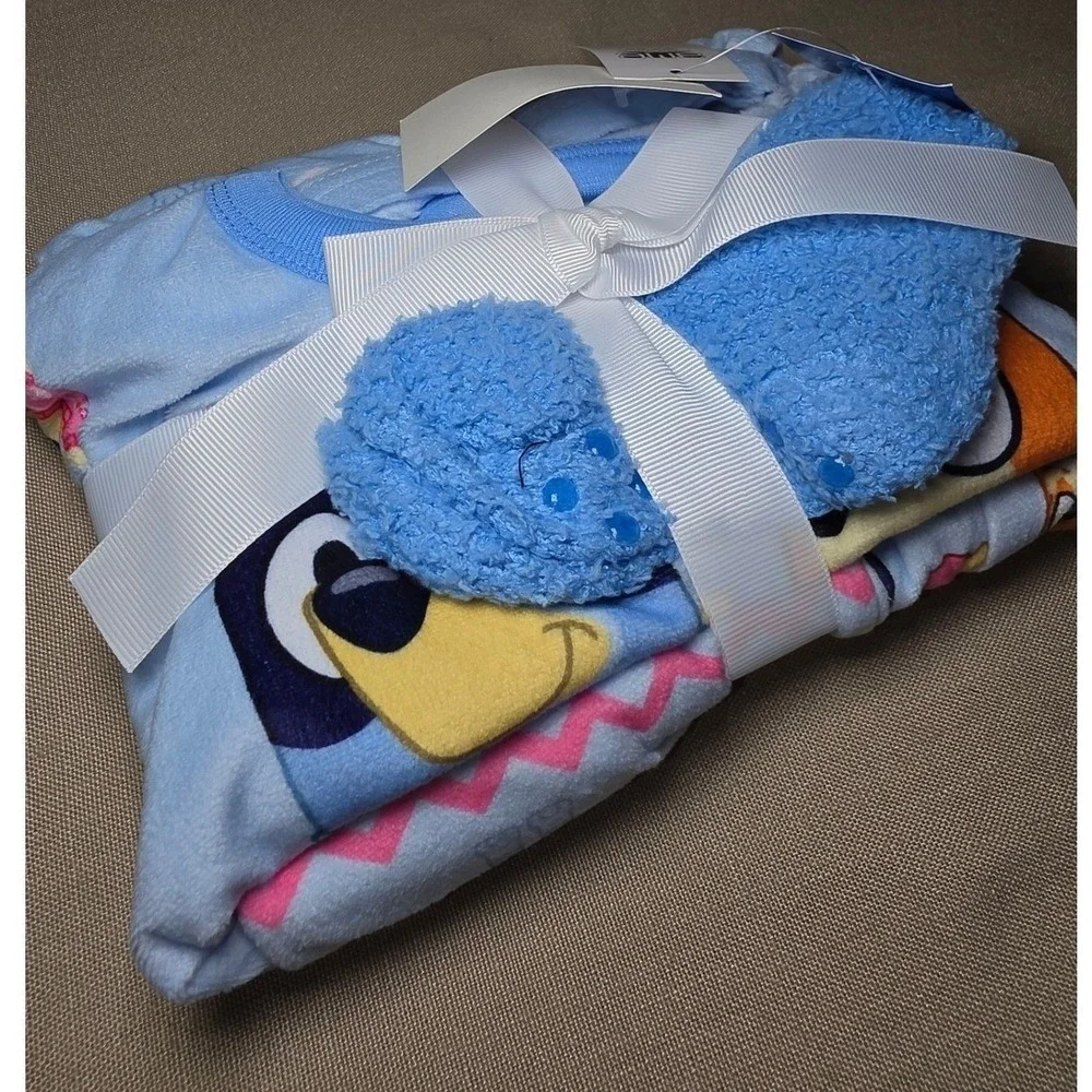 Bluey Toddler 3 Piece Pajama and Sock Set Blue Fleece Holiday 4T NEW